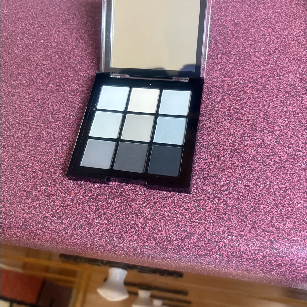 Lurella Smokey 4 Shadow Palette - Black - Picture 3 of 4